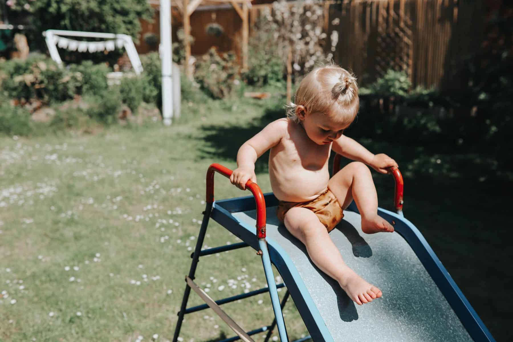 Baby leger i stofble