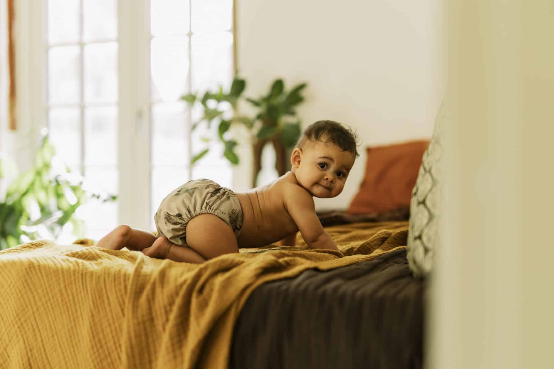 baby kravler med stofble på
