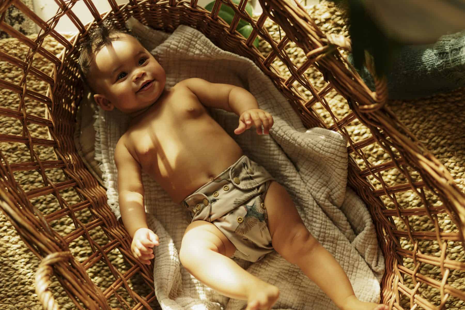 baby ligger med moderne stofble på