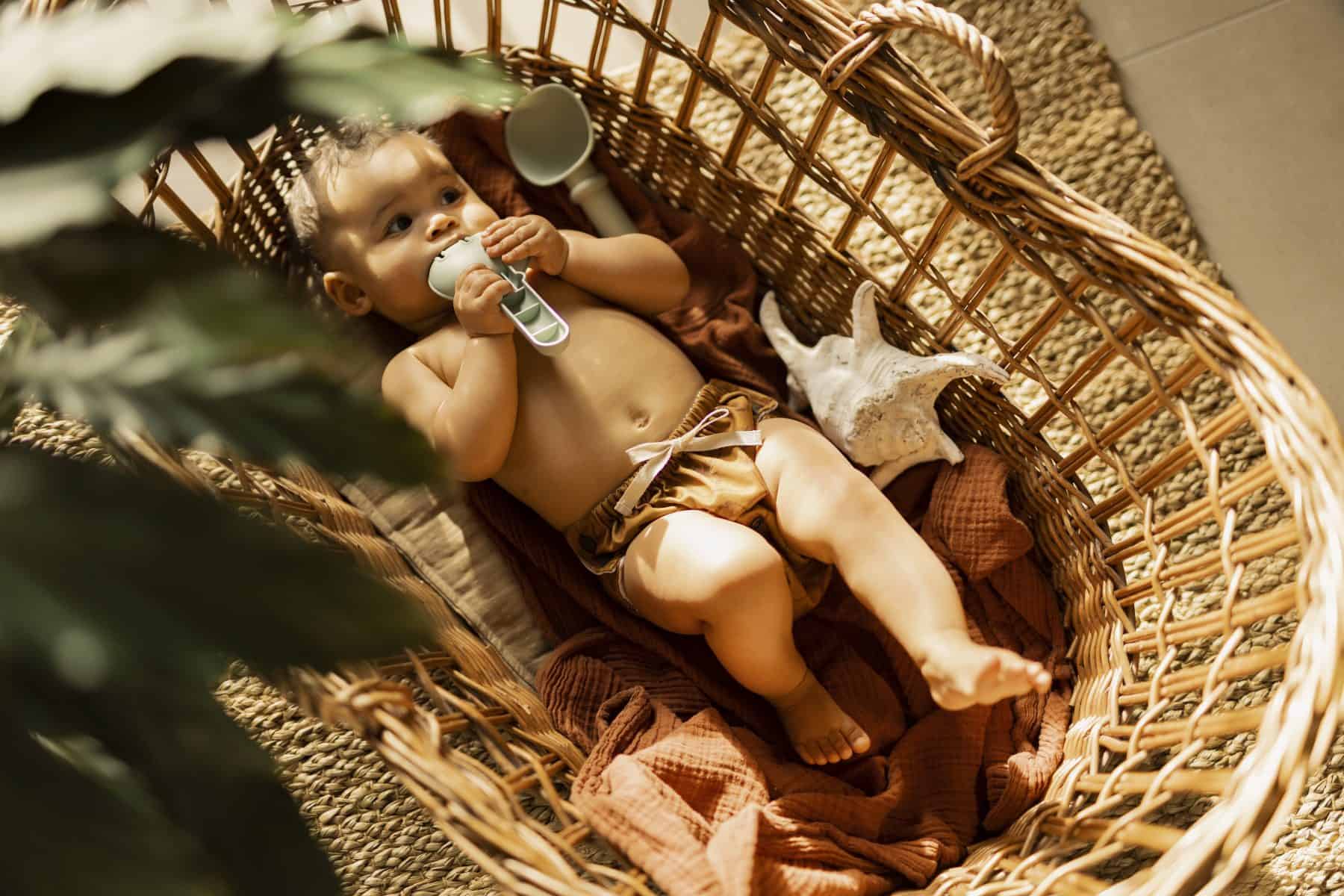 baby med en svømmeble på