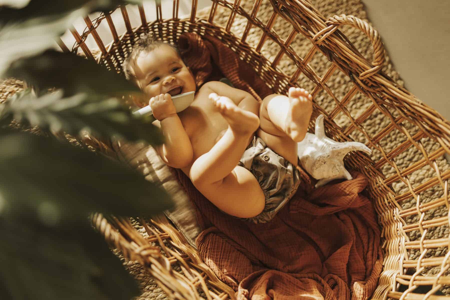 Baby med svømmeble leger
