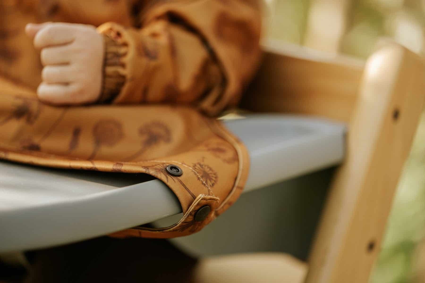 Langærmet hagesmæk med elastik