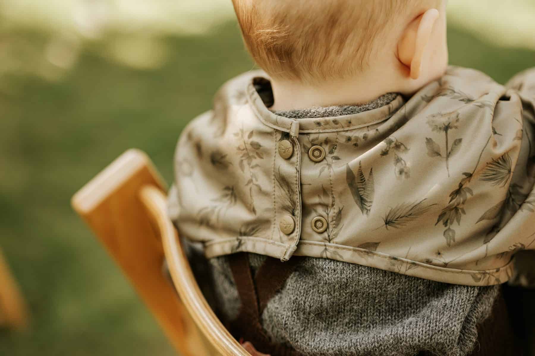 Knaplukning på Elskbar langærmet hagesmæk